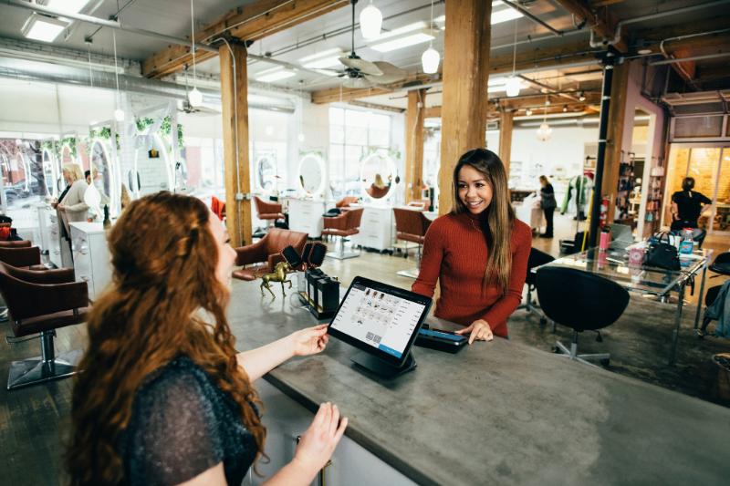 Dos mujeres hablando en una oficina