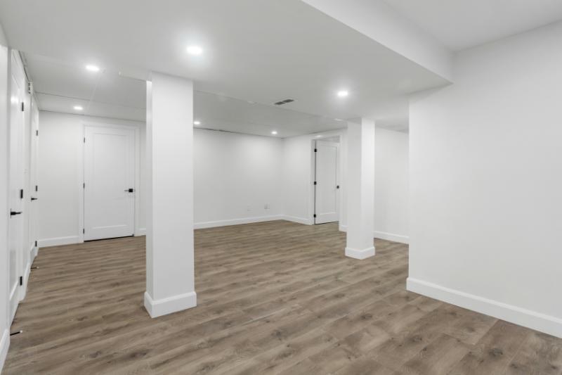 Sala vacía con paredes y techo blanco