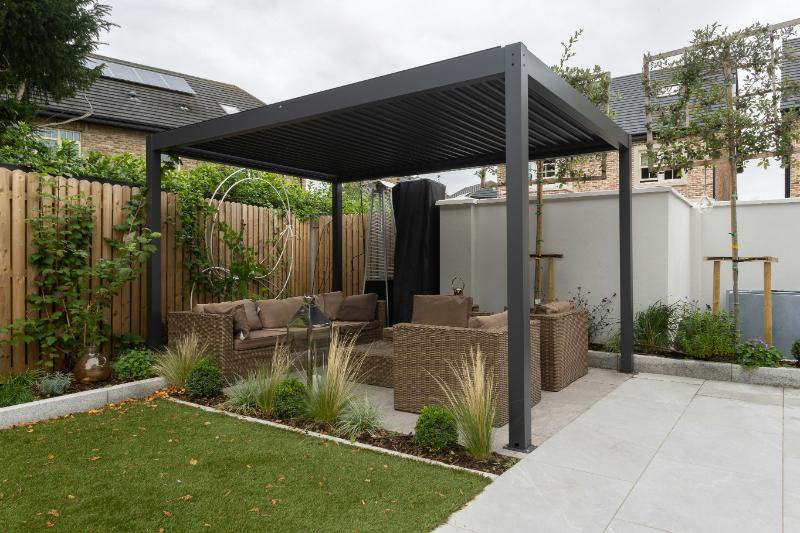 Pérgola en un jardín